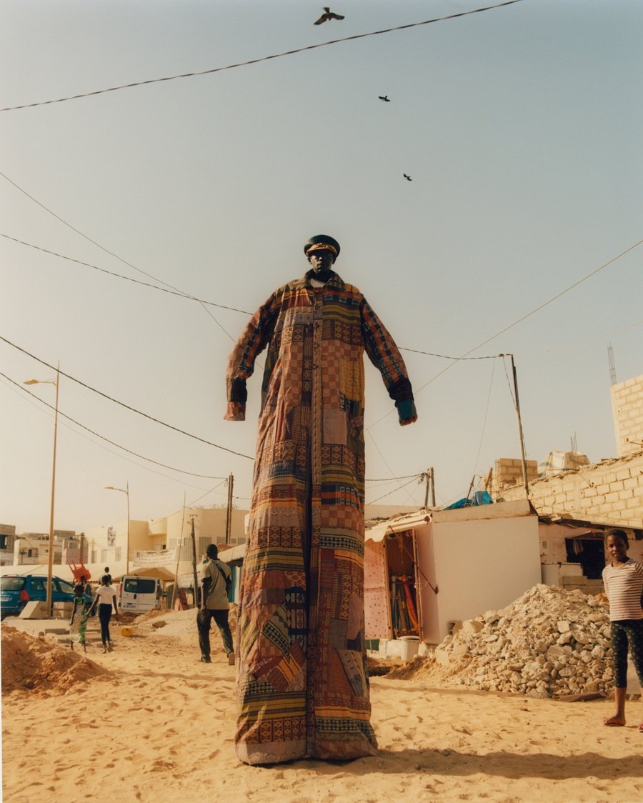 Modelo con chaqueta enorme por Oumou Sy