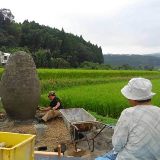 Abuelitos construyendo escultura de Totoro