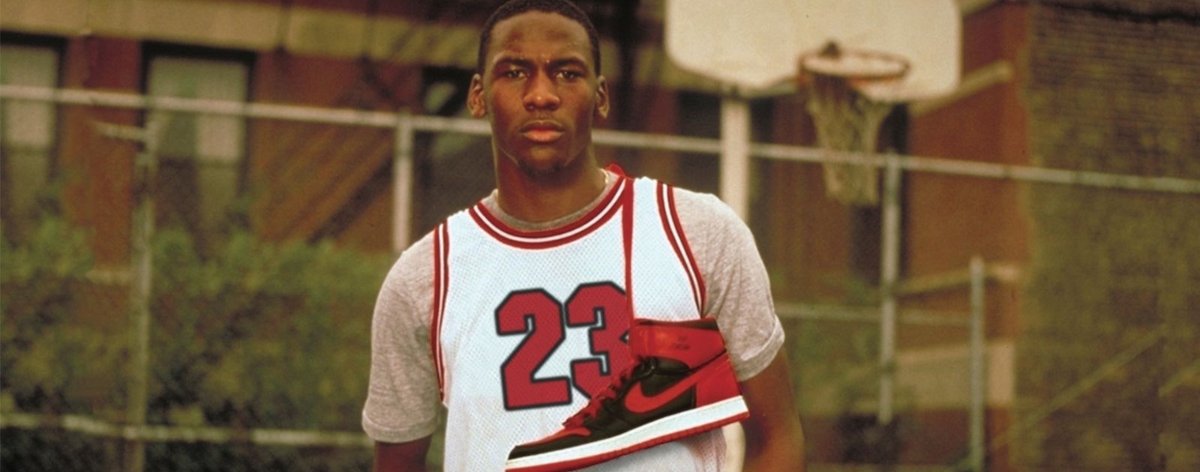 Michael Jordan Posando con sus zapatillas Jordan 1