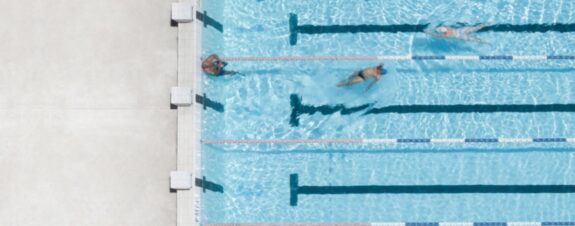 Brad Walls hace fotos aéreas de piscinas y su gente