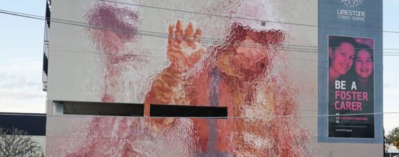 Two Figures Behind Glass: nuevo mural de Fintan Magee
