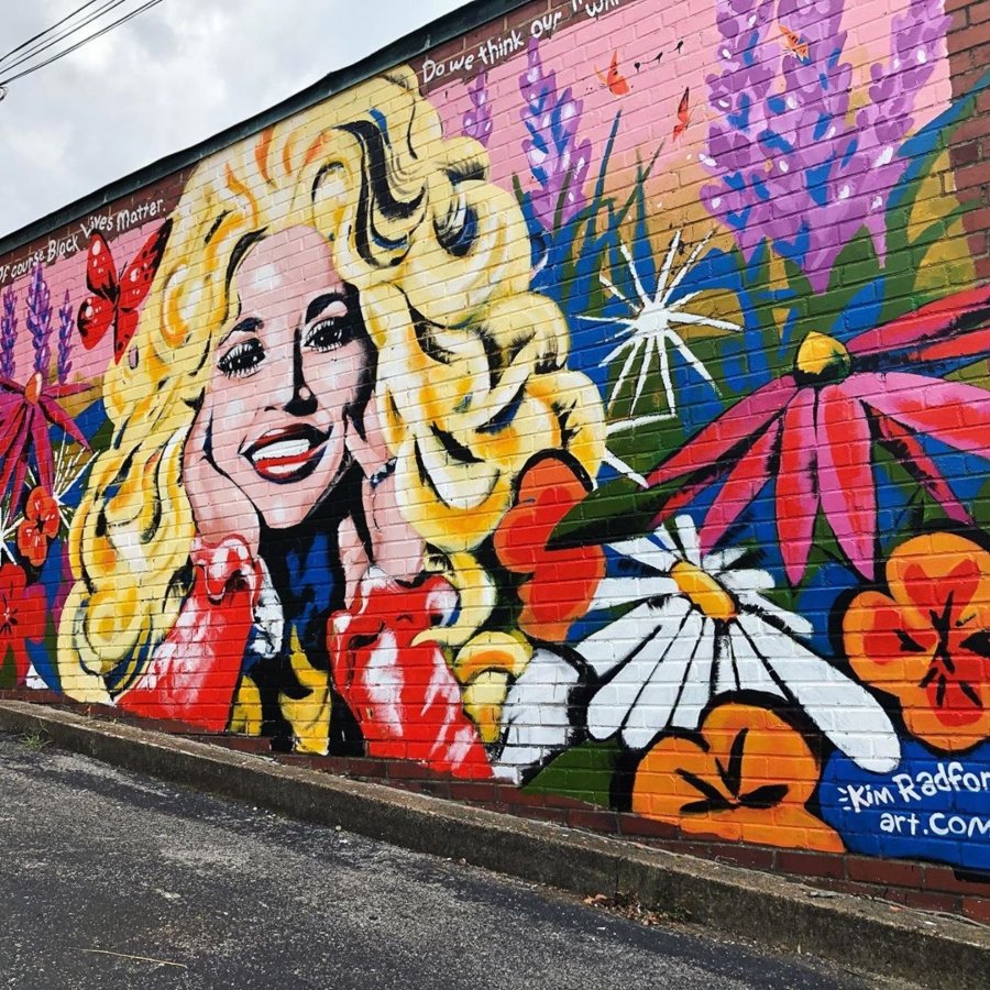 Mural de Dolly Parton por Kim Radford