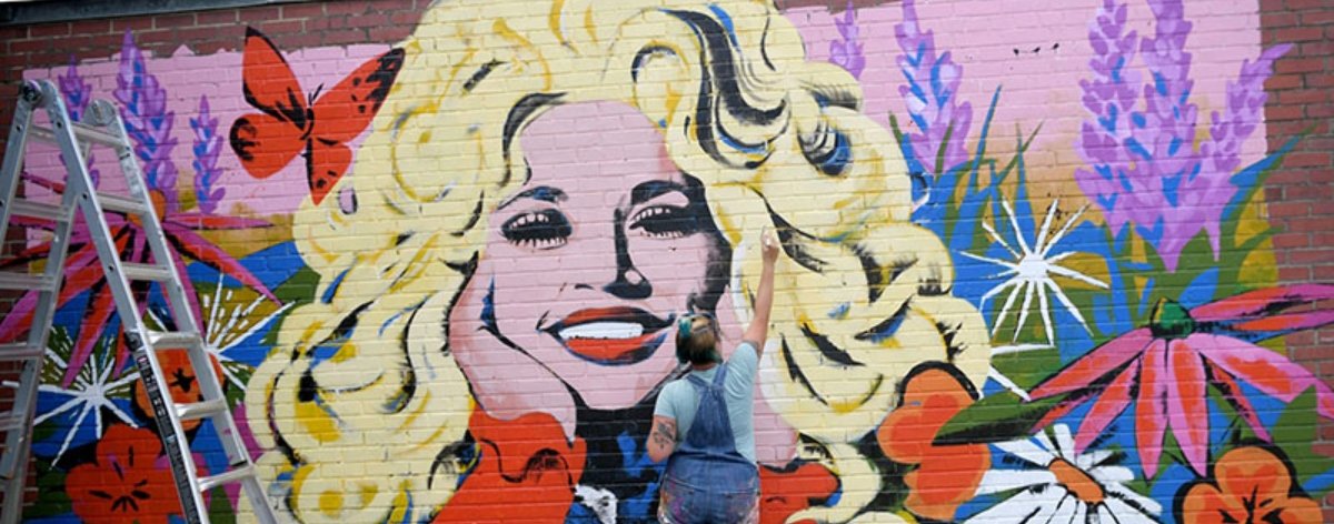 Kim Radford y su nuevo mural con Dolly Parton #BLM