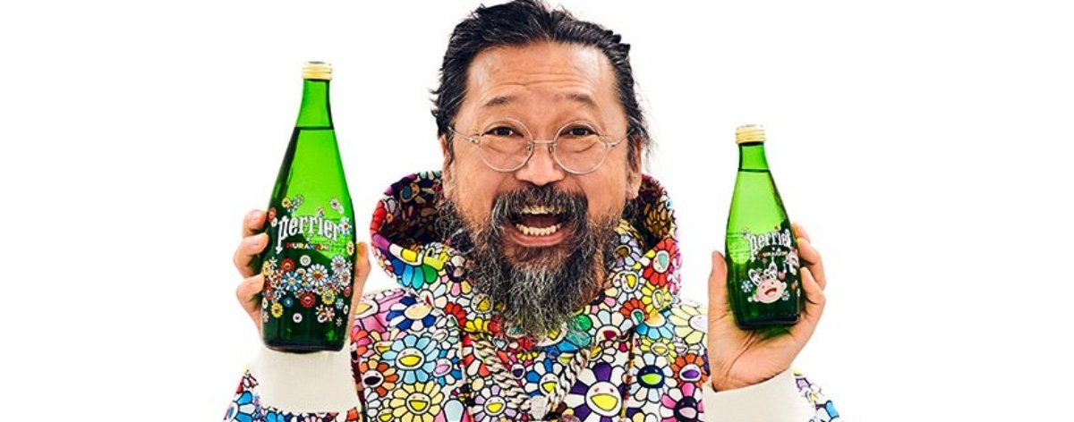 Takashi Murakami sosteniendoo botellas de edición especial