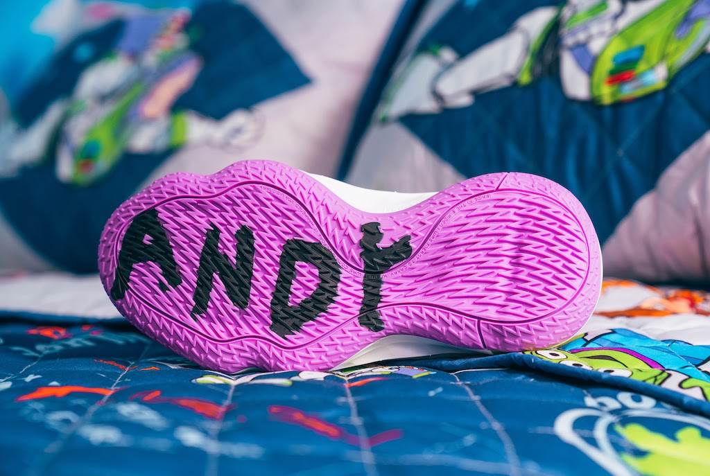 suela con el nombre de ANDY en los  tenis de Buzz Lightyear, de la colección de Adidas y Pixar basada en Toy Story