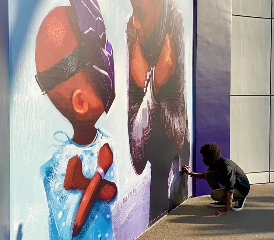 Mural en homenaje a Chadwick Boseman en Disneyland
