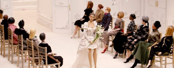 Moschino presentó un desfile de modas con marionetas