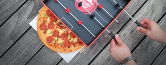 Pizza Hut y Ogilvy presentan caja de pizza con futbolito