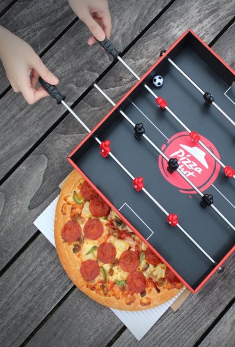 Pizza Hut y Ogilvy presentan caja de pizza con futbolito