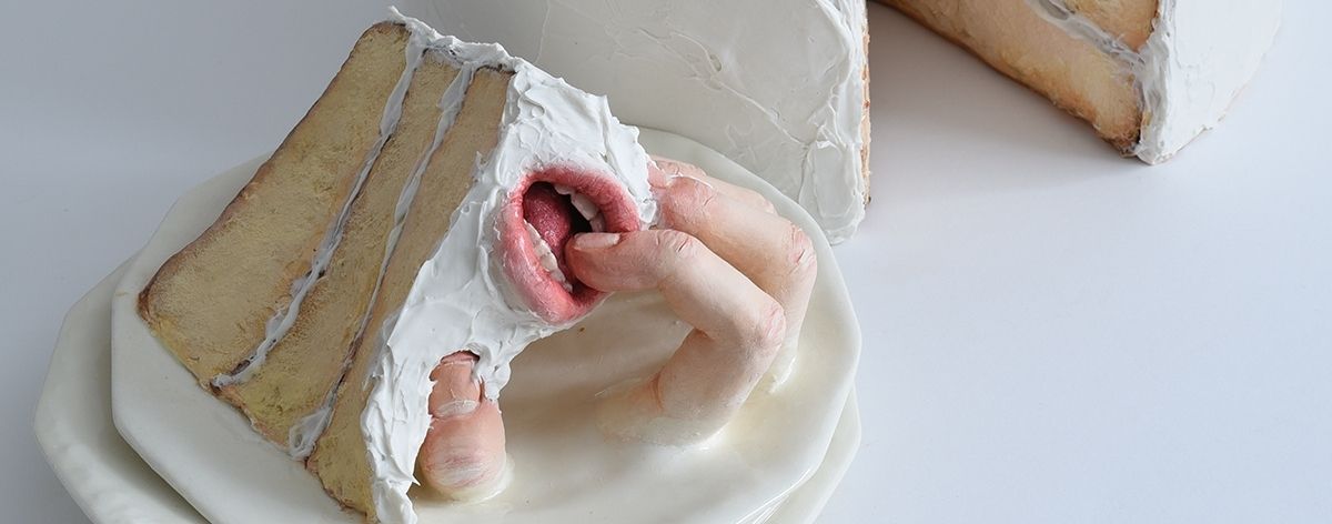 escultura de pastel con dedos y boca