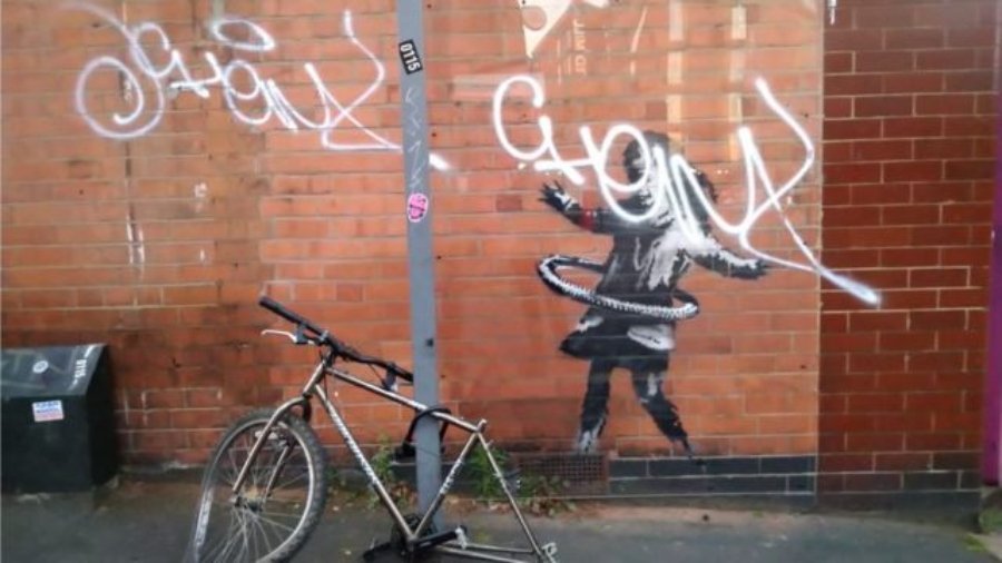 Pieza de Banksy "hula-hooping girl"