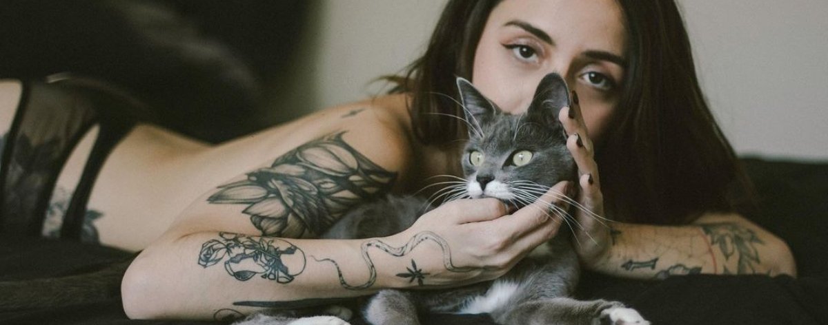 Fotografía de la tatuadora junto a su gato
