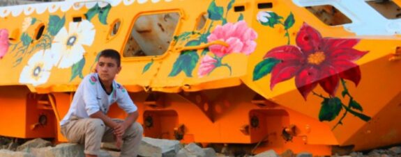 Neda Taiyebi transforma tanques de guerra en arte