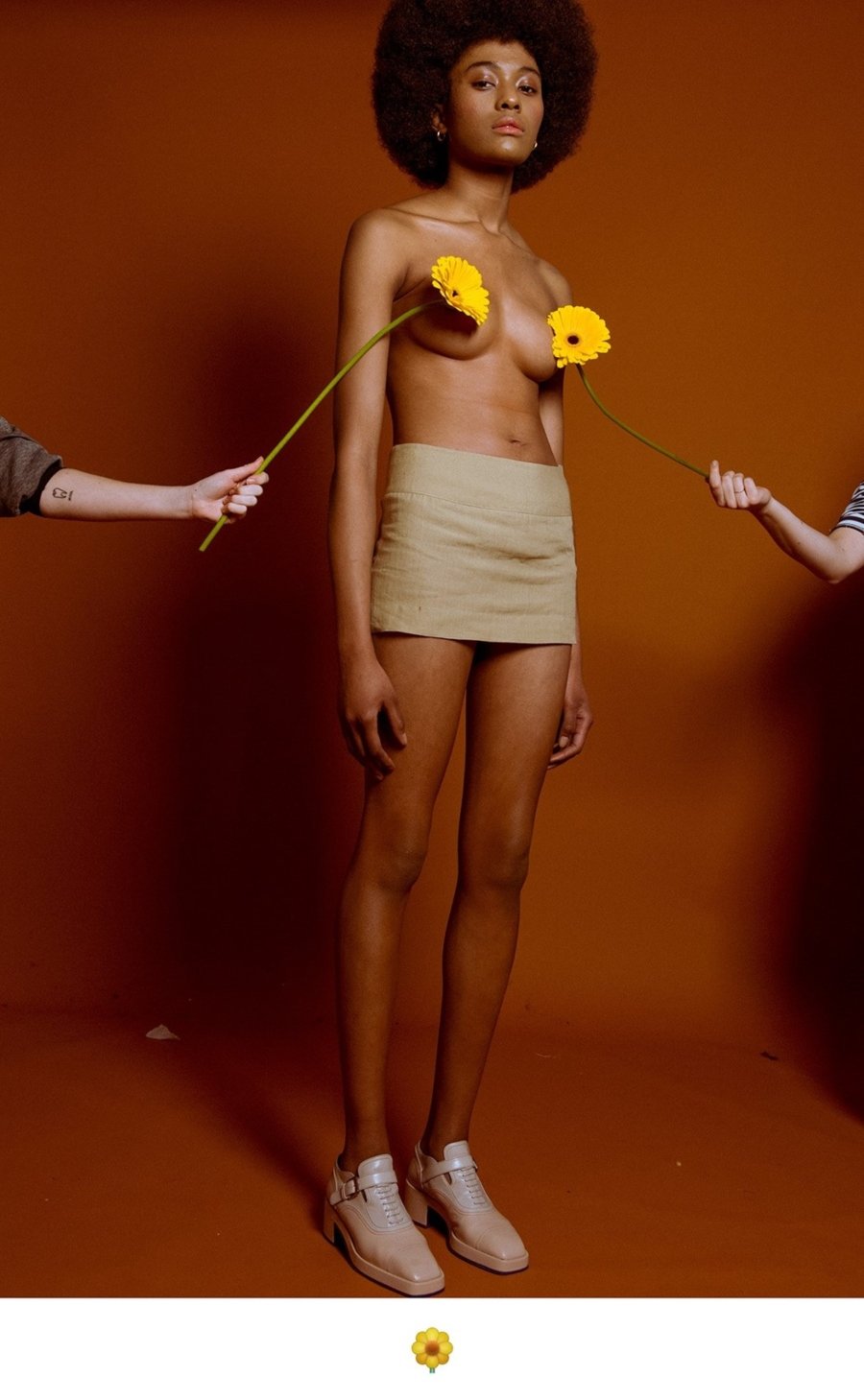 Modelo posando con girasoles para la serie "EMOJI"