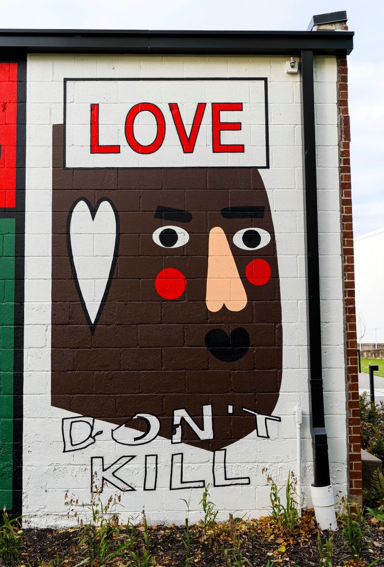 Nina Chanel Abney presenta mural con mensaje de amor y paz