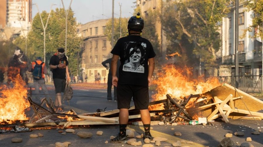 Protestas en las calles de Chile por el asesinato de un artista callejero