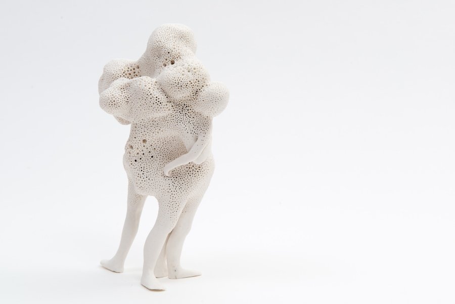 Parte de la serie Extranjeros de Claudia Fonte; esculturas de porcelana con agujeros