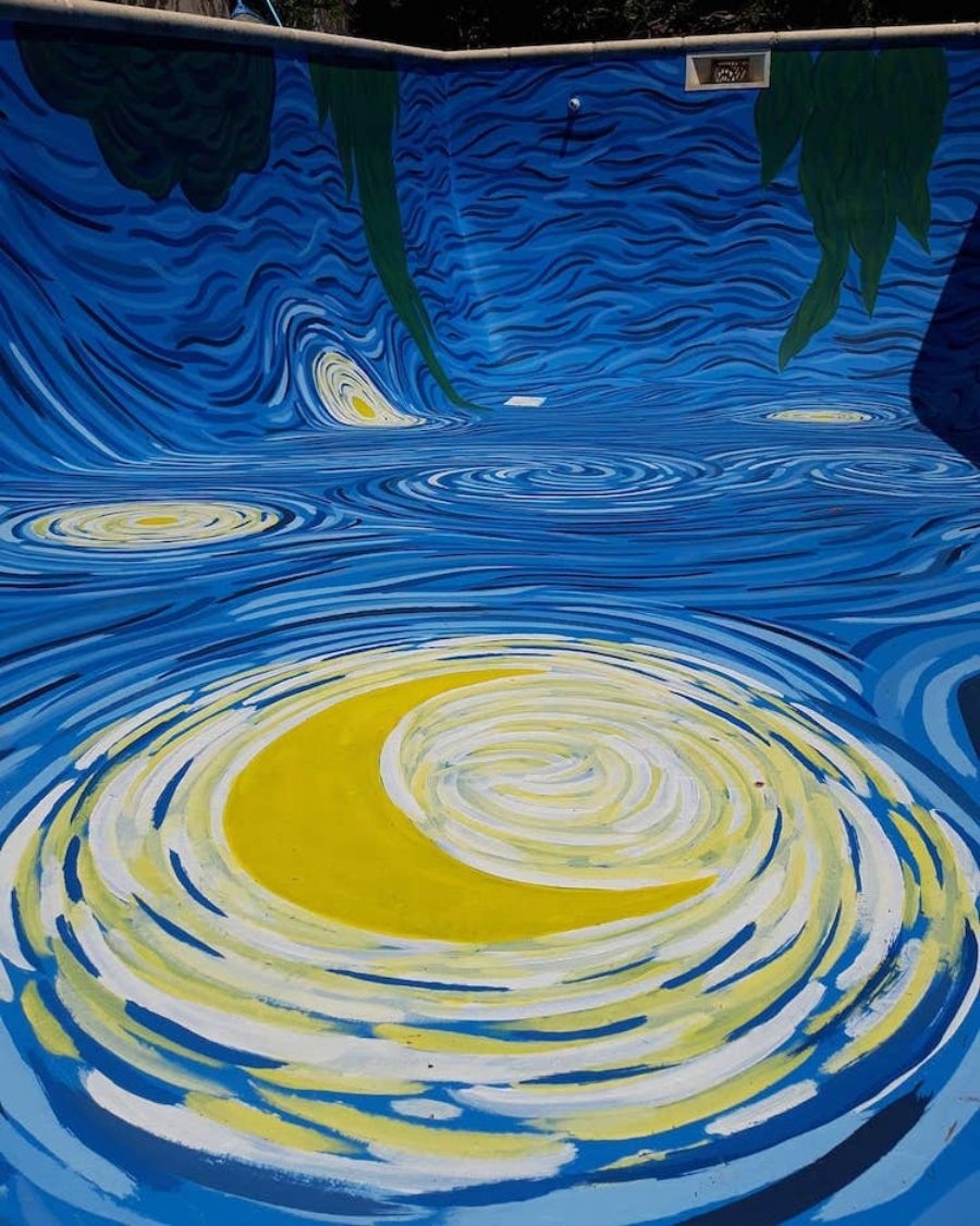 Alberca con reproducción de "La noche estrellada" de Van Gogh