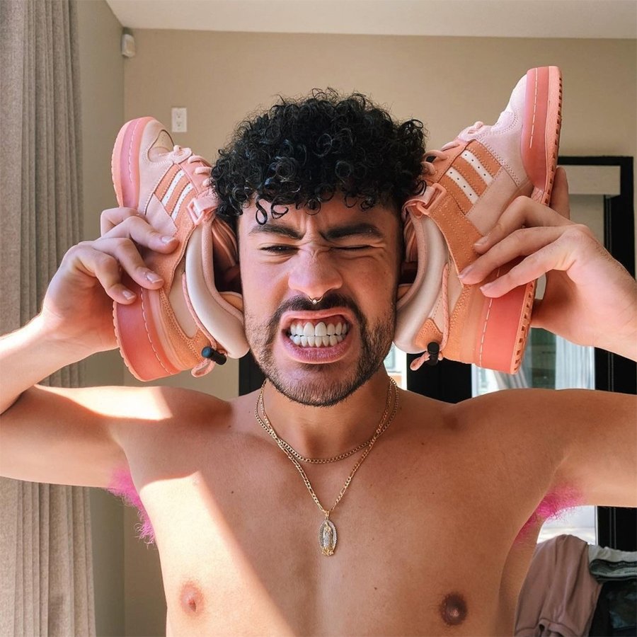 El reggaetonero presenta adidas Forum color rosa