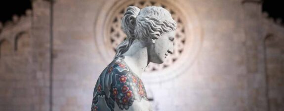 Fabio Viale y sus tatuajes en esculturas clásicas