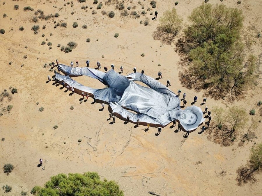 Vista aérea del trabajo de JR Homilía al país 2020 durante una procesión en vivo en Menindee Lakes, Nueva Gales del Sur, Australia, el sábado 27 de febrero de 2021.