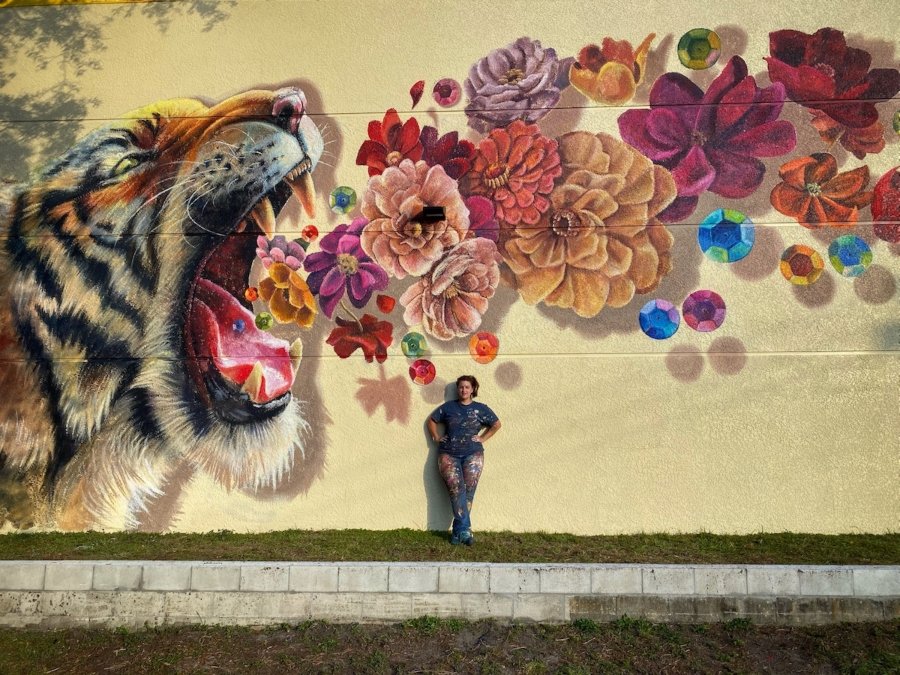 Mural de tigre con flores y diamantes