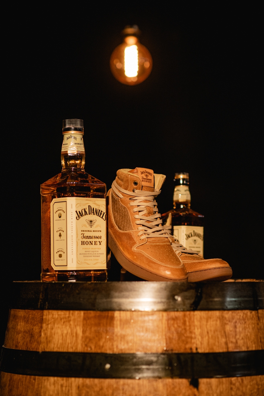 Sneaker de colaboración entre Shoe Surgeon y Jack Daniels