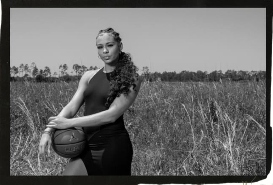 WNBA player Chelsea Dungee para Jordan Brand