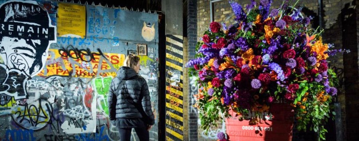 Lewis Miller: el Banksy de las instalaciones florales