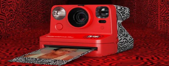 Polaroid lanza cámara instantánea inspirada en Keith Haring