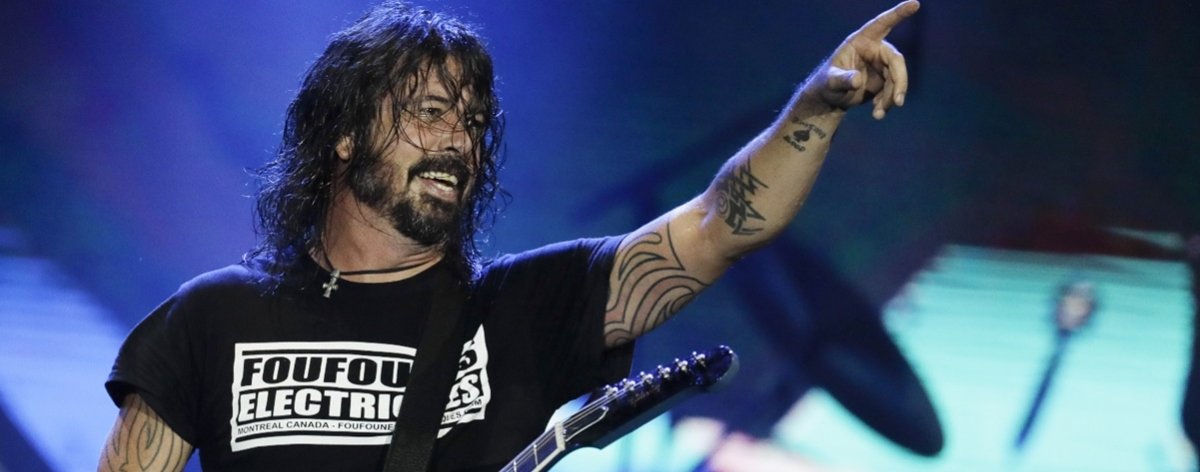 Dave Groll en concierto con Foo Fighters