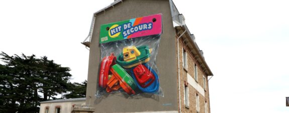 Leon Keer presentó su más reciente mural Kit de Secours