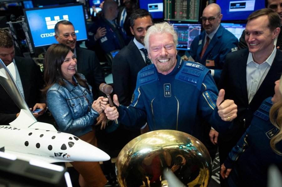 Richard Branson llegando de su primer vuelo espacial