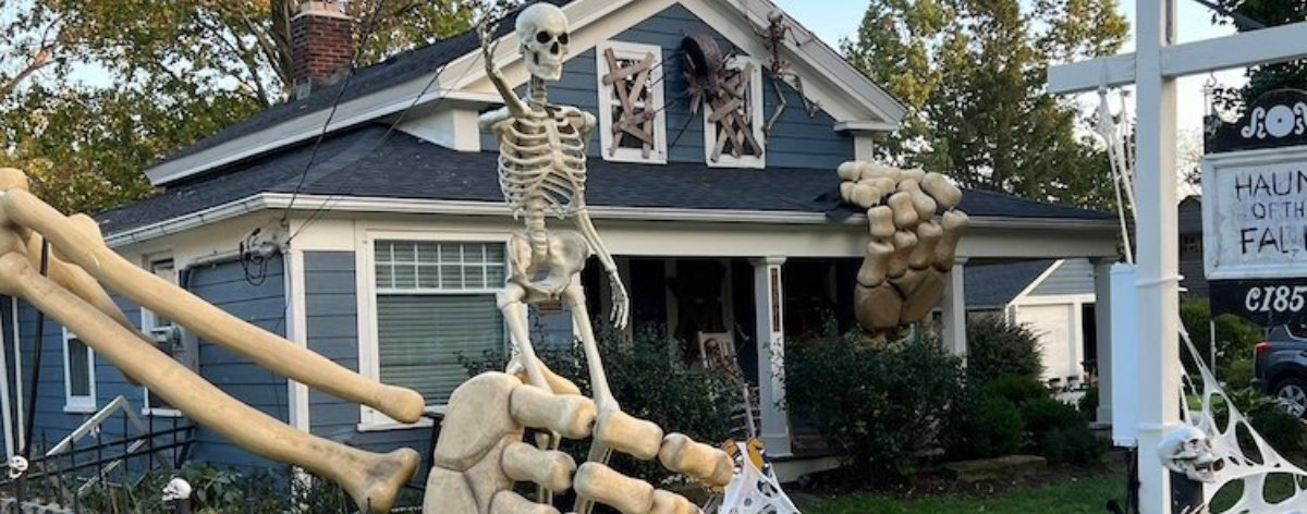 Esqueleto gigante invade una casa para celebrar Halloween