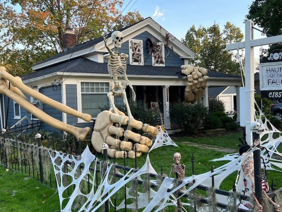 Esqueleto gigante saliendo por encima de una casa