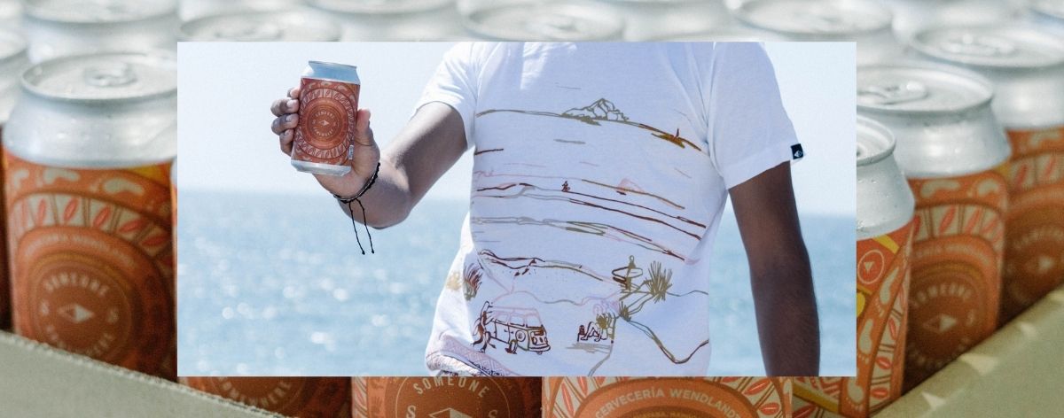 hombre con camiseta blanca sostiene una lata de cerveza