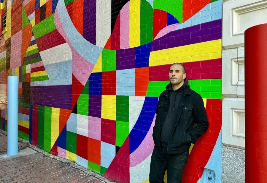 Typoe frente a su mural "Over the Rainbow"