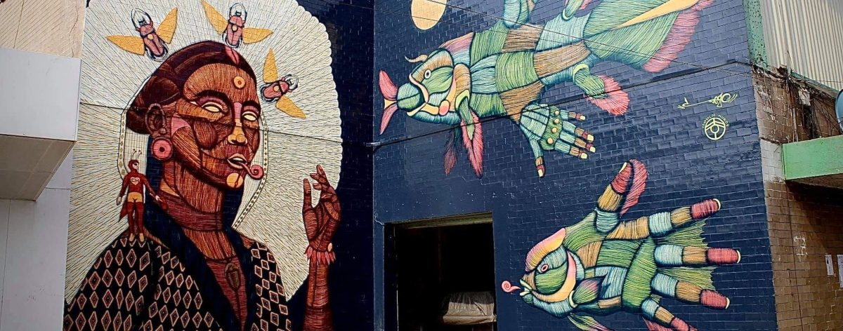 Mural de Sego en la fachada del Mercado Juárez