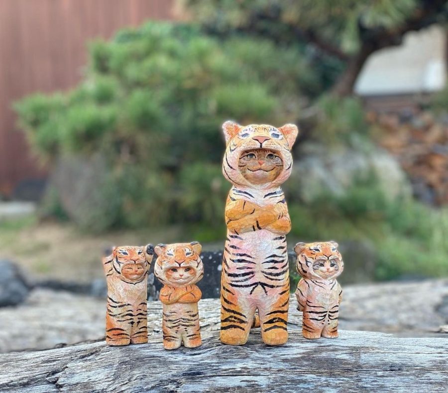 Gatos miniatura tallados en madera por Sakura Hanafusa