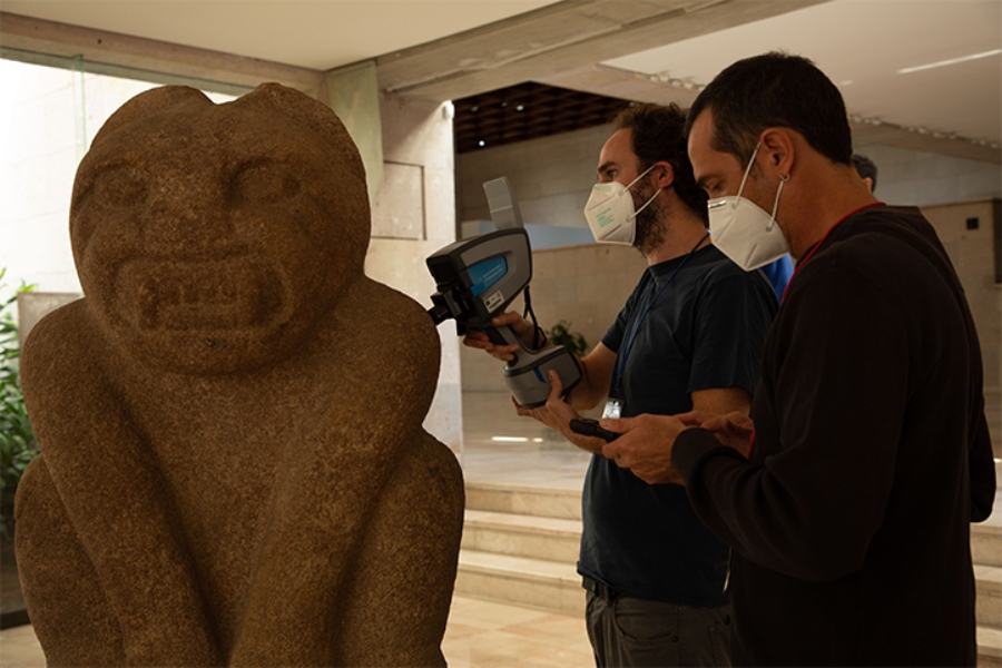 Investigadores analizando escultura