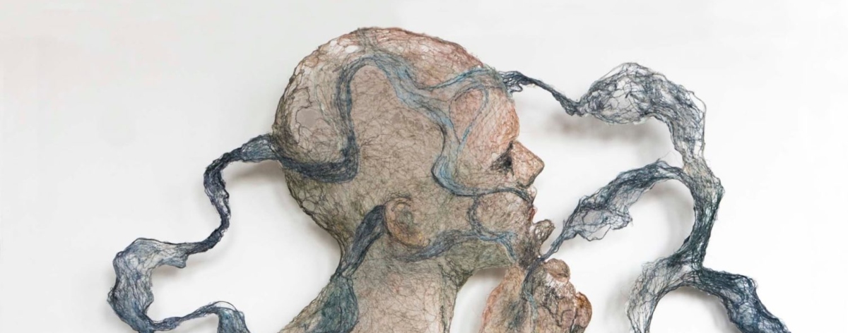 Raija Jokinen crea esculturas de lino y muestra la conexión humana