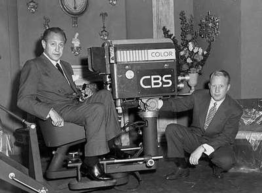 William S. Paley y Frank Stanton (derecha), con una de las primeras cámaras de la CBS, en 1951.