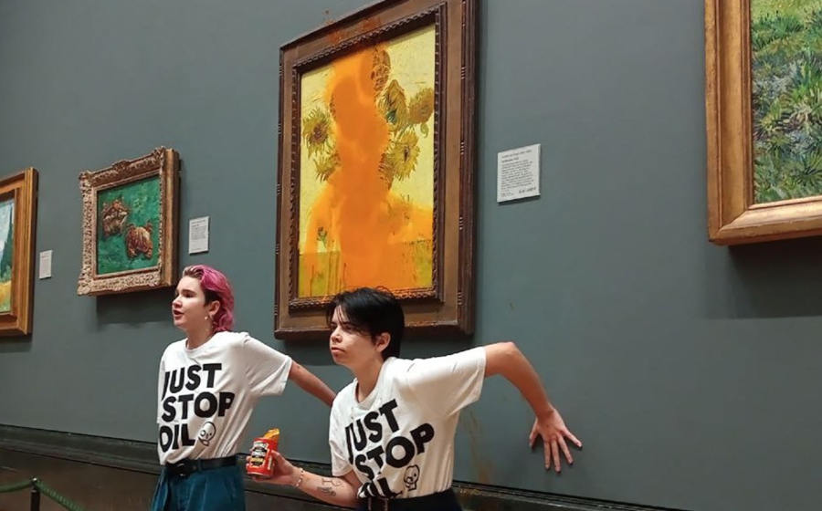 Dos mujeres arrojaron una sopa sobre la pintura "Los Girasoles"