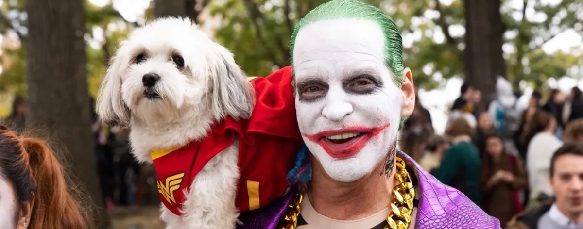 Dos de los héroes y villanos en el desfile de Halloween Dog Parade.