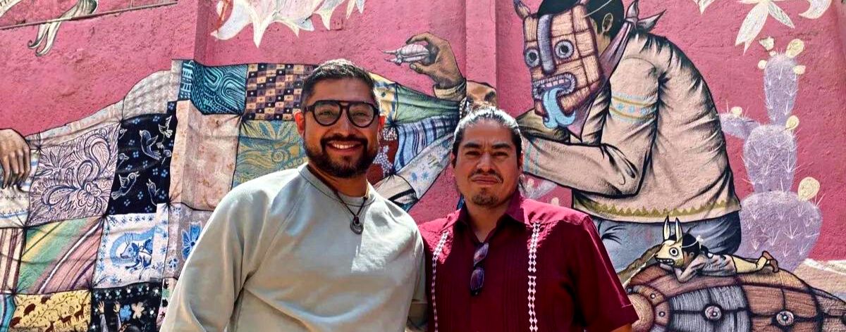 foto de Sego y Saner frente al mural Tejedores de sueños