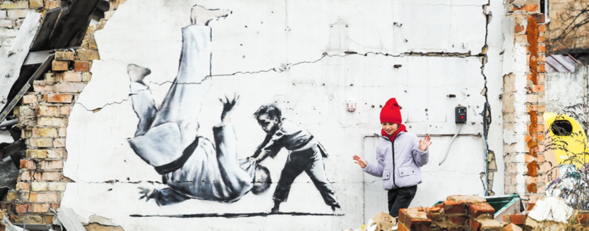 Banksy pinta obras en ciudades devastadas en Ucrania