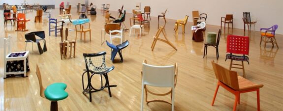 Martino Gamper presenta expo 100 CHAIRS IN 100 DAYS con peculiares sillas