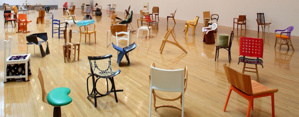 Martino Gamper presenta expo 100 CHAIRS IN 100 DAYS con peculiares sillas