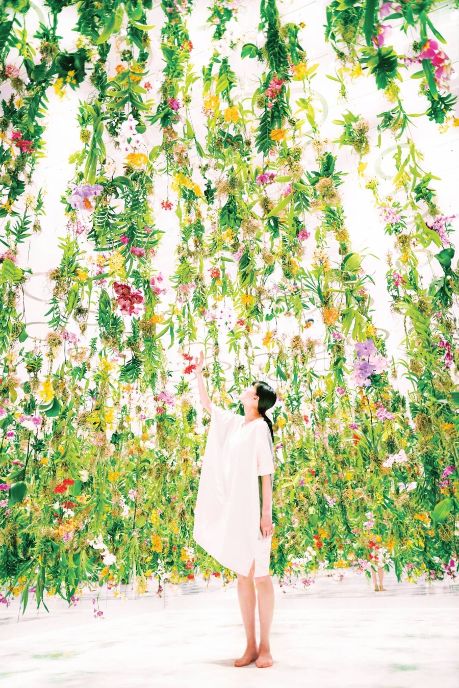 Instalación "Flowers and I are of the Same Root, the Garden and I are One" de teamLab