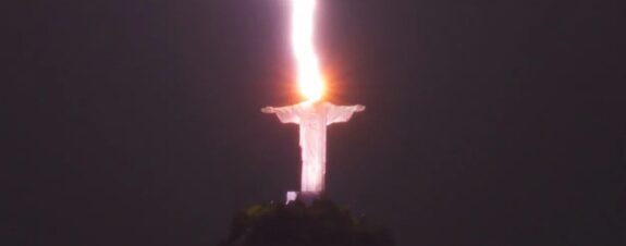 Rayo cae sobre la cabeza del Cristo Redentor en Río de Janeiro